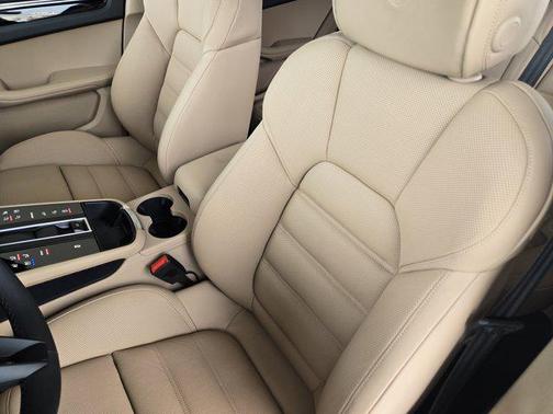 2025 Porsche Macan AWD