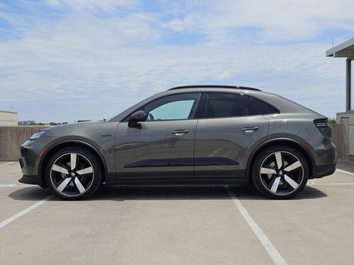 Aventurine Green Metallic 2026 Porsche Macan Macan Electric 4