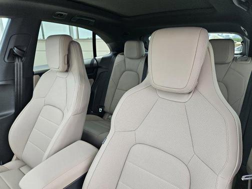 Aventurine Green Metallic 2026 Porsche Macan Macan Electric 4