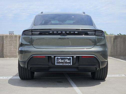 Aventurine Green Metallic 2026 Porsche Macan Macan Electric 4