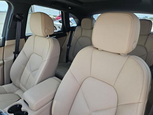 Carrara White Metallic 2026 Porsche Macan Macan