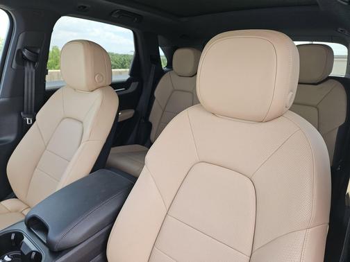Carrara White Metallic 2026 Porsche Cayenne Cayenne
