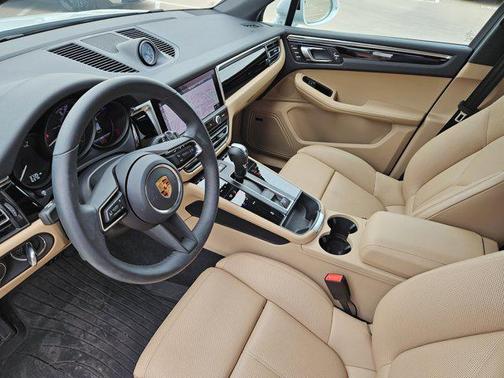 Carrara White Metallic 2026 Porsche Macan Macan