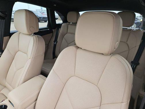 Carrara White Metallic 2026 Porsche Macan Macan