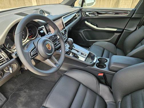 2025 Porsche Macan AWD