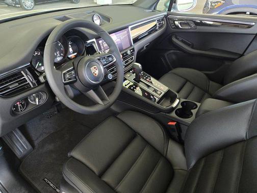 2025 Porsche Macan AWD