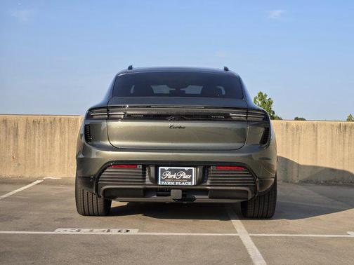 2025 Porsche Macan Turbo