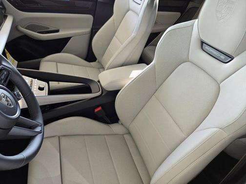 2025 Porsche Macan Turbo