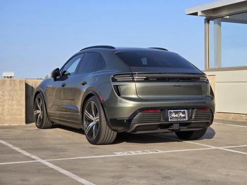 2025 Porsche Macan Turbo