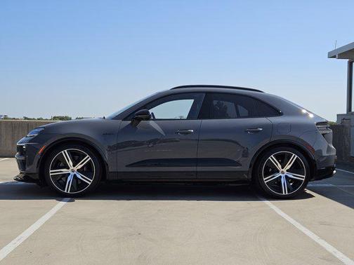 2025 Porsche Macan Turbo