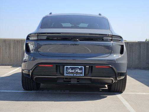 2025 Porsche Macan Turbo
