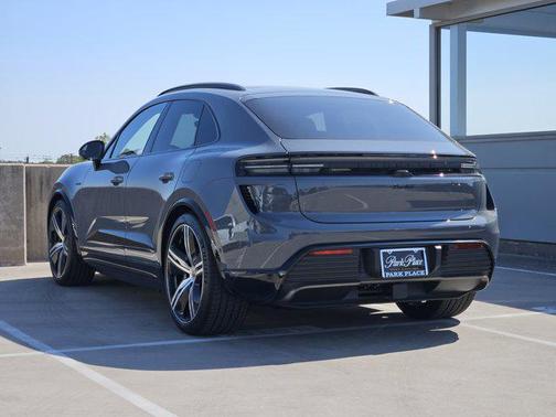 2025 Porsche Macan Turbo