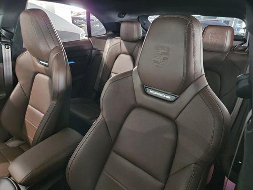 2025 Porsche Macan Turbo