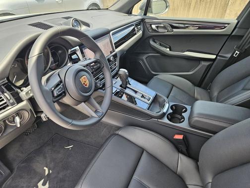 Carrara White Metallic 2026 Porsche Macan Macan