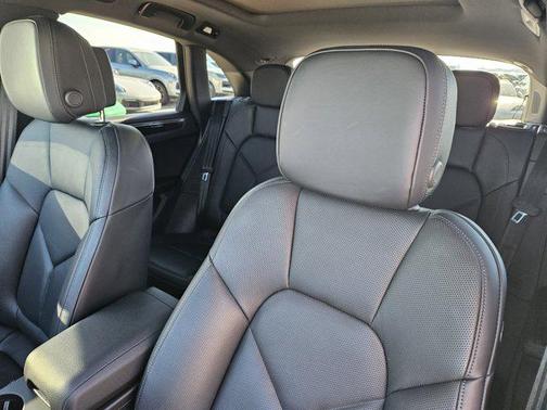 2025 Porsche Macan AWD