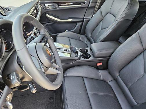 2025 Porsche Macan AWD