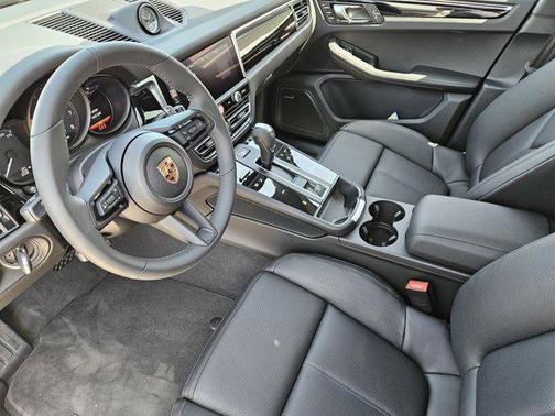 2025 Porsche Macan AWD