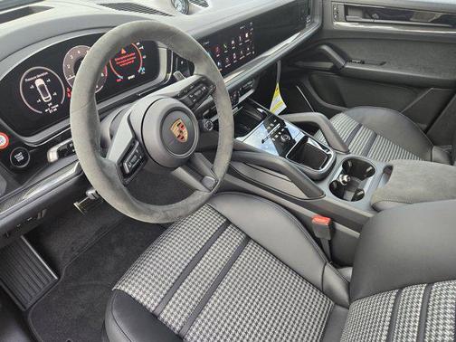 2025 Porsche Cayenne GTS