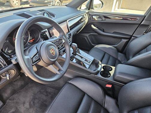 2025 Porsche Macan AWD