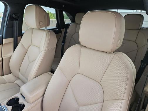 Volcano Grey Metallic 2021 Porsche Macan Macan