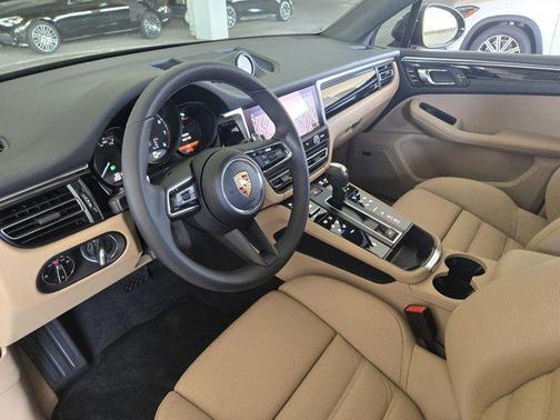 2025 Porsche Macan AWD