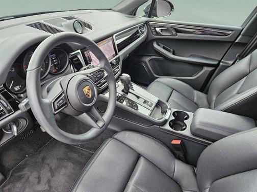 2025 Porsche Macan AWD