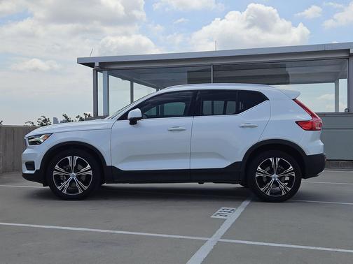 Crystal White Metallic 2020 Volvo XC40 T4 Inscription