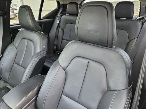 Crystal White Metallic 2020 Volvo XC40 T4 Inscription