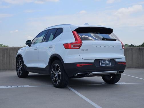 Crystal White Metallic 2020 Volvo XC40 T4 Inscription
