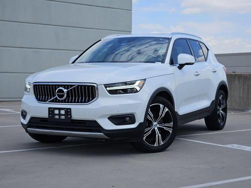Crystal White Metallic 2020 Volvo XC40 T4 Inscription