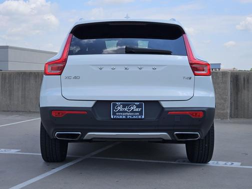 Crystal White Metallic 2020 Volvo XC40 T4 Inscription