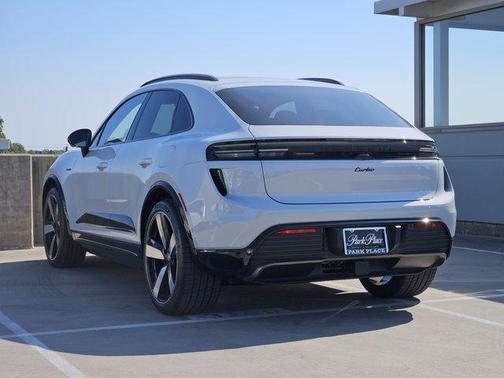 2025 Porsche Macan Turbo