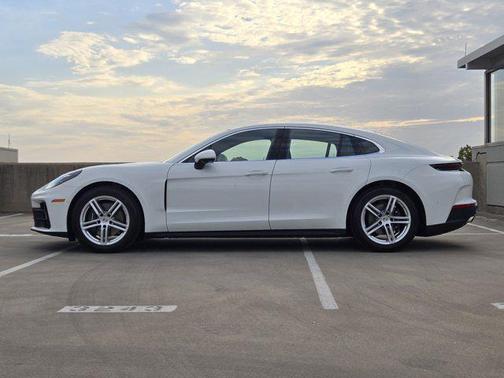 2025 Porsche Panamera 4