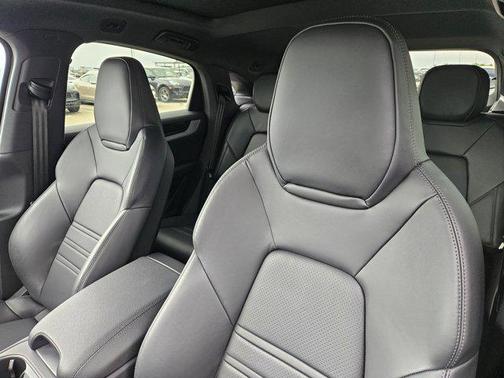 Carrara White Metallic 2026 Porsche Cayenne Cayenne