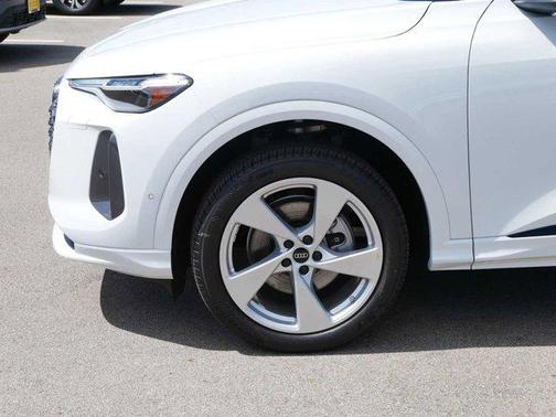 Glacier White Metallic 2025 Audi Q5 Premium Plus TFSI quattro S tronic