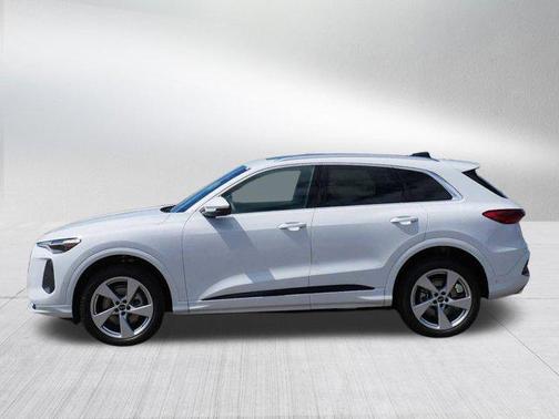 Glacier White Metallic 2025 Audi Q5 Premium Plus TFSI quattro S tronic