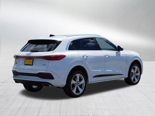 Glacier White Metallic 2025 Audi Q5 Premium Plus TFSI quattro S tronic