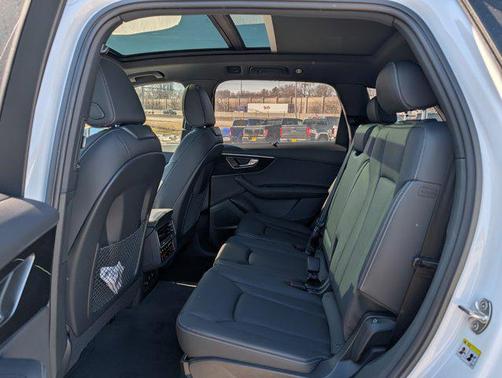 Glacier White Metallic 2026 Audi Q7 55 Premium Plus