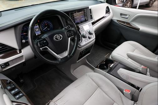 2020 Toyota Sienna XLE