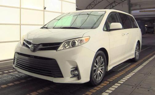 2020 Toyota Sienna XLE
