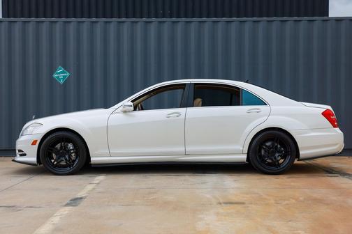 WHITE 2010 Mercedes-Benz S-Class S550 4MATIC