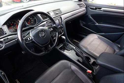 2017 Volkswagen Passat 1.8T R-Line w/Comfort