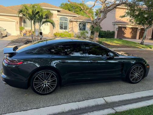 2018 Porsche Panamera 4