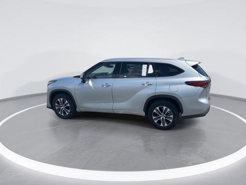Silver 2022 Toyota Highlander XLE