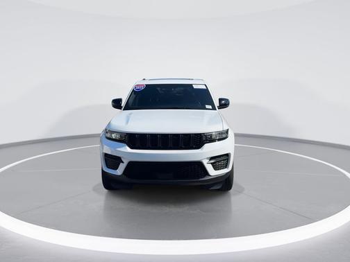 White 2022 Jeep Grand Cherokee LAREDO