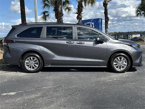 2025 Toyota Sienna XLE