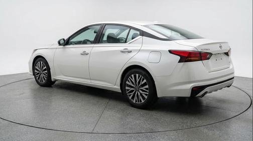Glacier White 2025 Nissan Altima SV FWD