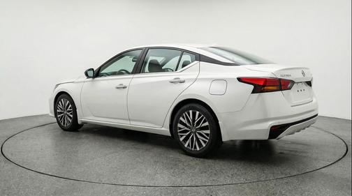 Glacier White 2025 Nissan Altima SV FWD