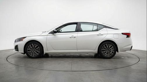 Glacier White 2025 Nissan Altima SV FWD