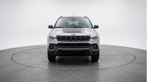 Silver Zynith Metallic Clearcoat 2025 Jeep Compass Trailhawk